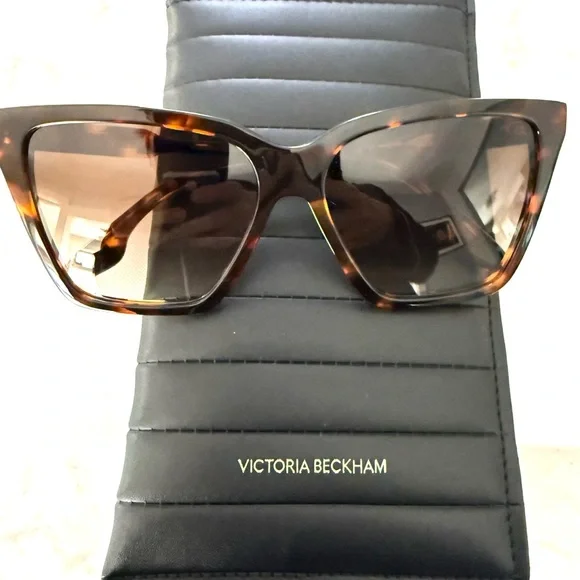 Victoria Beckham Tortoiseshell Sunglasses with Brown Gradient Lenses - Picture 3 of 9